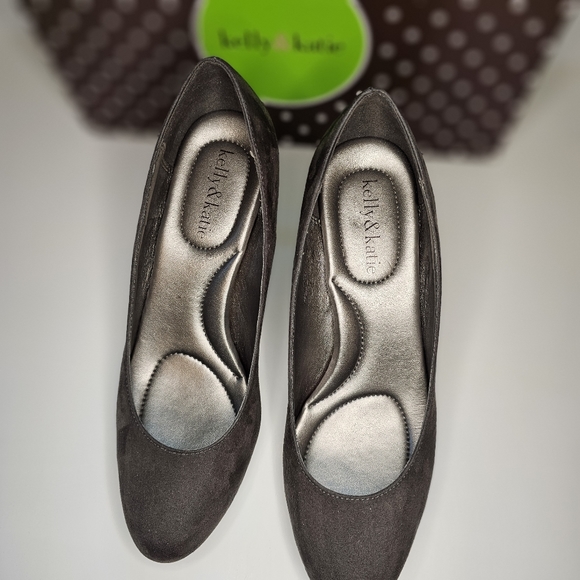 KELLY & KATIE PUMPS, SIZE 8 - Picture 5 of 9